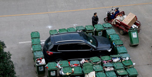 隨意亂停車，大爺搬垃圾桶怒攔私家車 