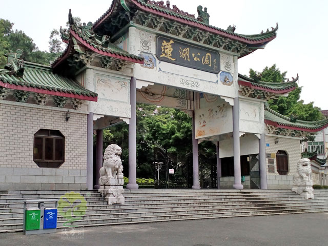 園林景區(qū)戶外鐵垃圾桶應(yīng)用實景圖