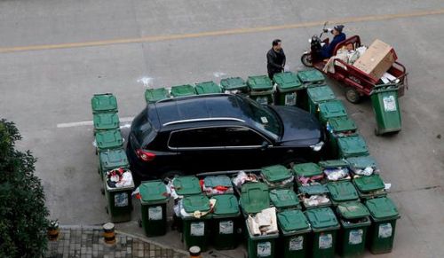 汽車被垃圾桶包圍是被惡搞還是得罪人了？